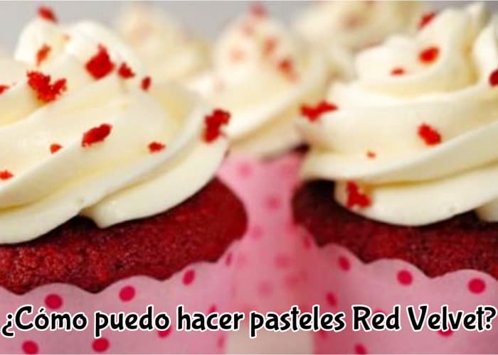 dos-pasteles-de-con-crema-o-nata-por-encima