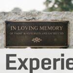 Placa funeraria personalizada sobre una superficie de piedra clara