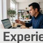 Profesional revisando cómo reducir costes en una empresa